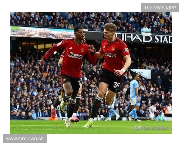 曼联竞争格局面临考验：豪门光环褪去背景下问题显现对赛季走势形成制约