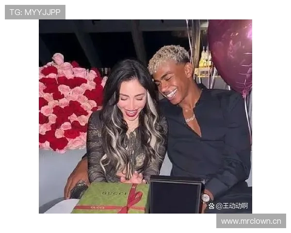 亚历克斯·摩根在球场外的生活简直像好莱坞，月光宝盒都不敢这么奢华