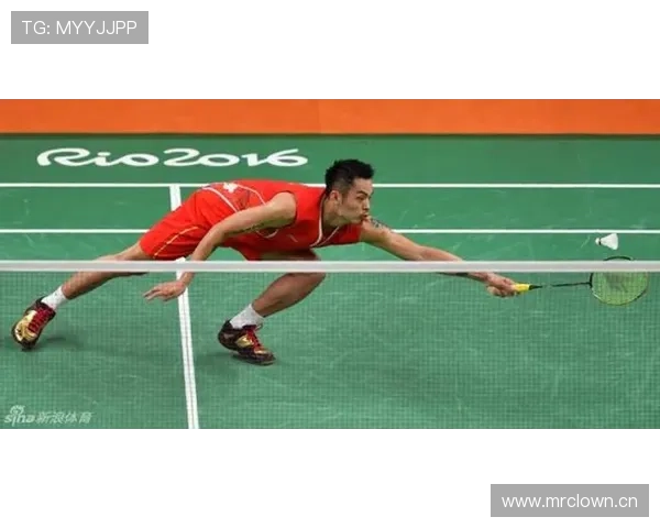 林丹上午开着豪车送孩子上学，下午又被拍到健身房一身汗，这日常谁跟得上？